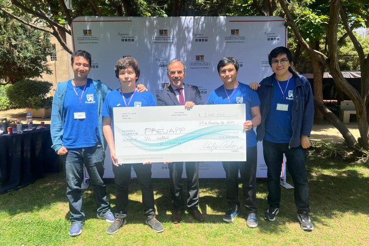 Estudiantes ganan Valparaíso Challenge con aplicación de celular para prepararse para la Prueba de Acceso a la Educación Superior